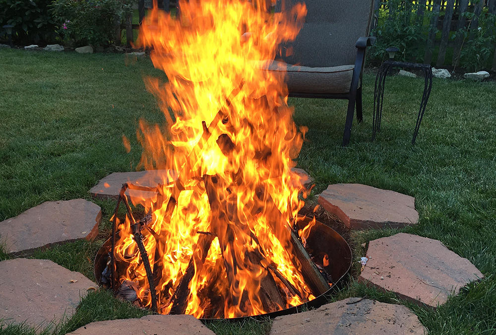 Outdoor fire pit